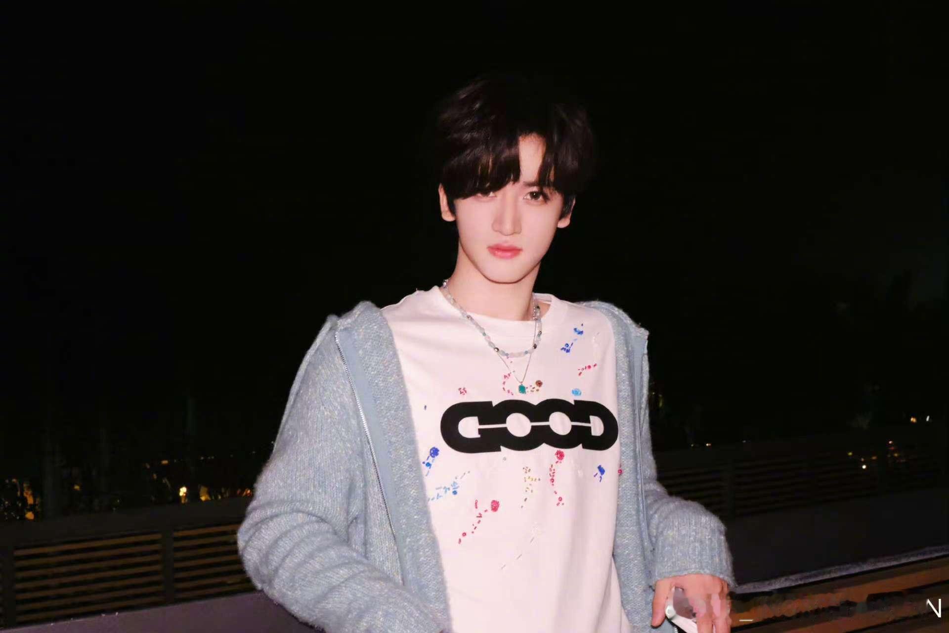 邓佳鑫官宣2025美好中国新歌会翻开这一年的音乐成绩单，邓佳鑫的每一笔都闪闪发光