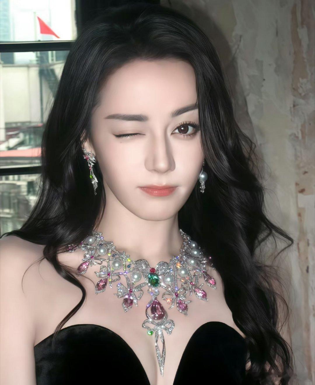 迪丽热巴在我边上做头发谁懂啊！网友在理发店偶遇迪丽热巴做头发，素颜发光，边吃外卖
