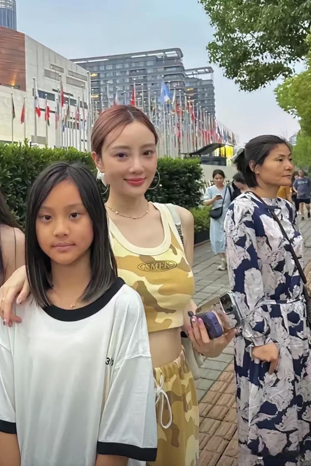 李小璐是真的“后悔了”，以前是太“恋爱脑”了！

李小璐素颜清新，一身黄色体恤加