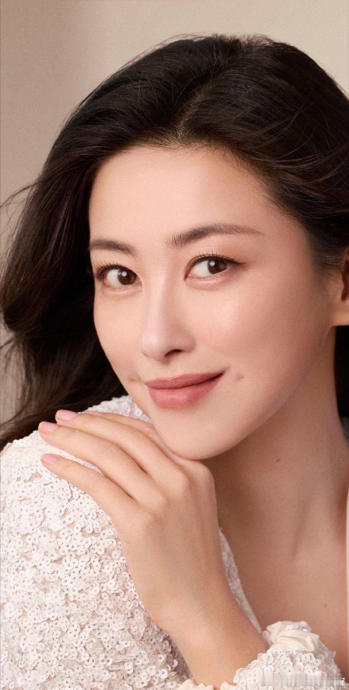 朱珠的贵气感穿搭夯爆内娱朱珠的侧颜确实很曼妙 朱珠的穿搭真的封神！基础款 + 少