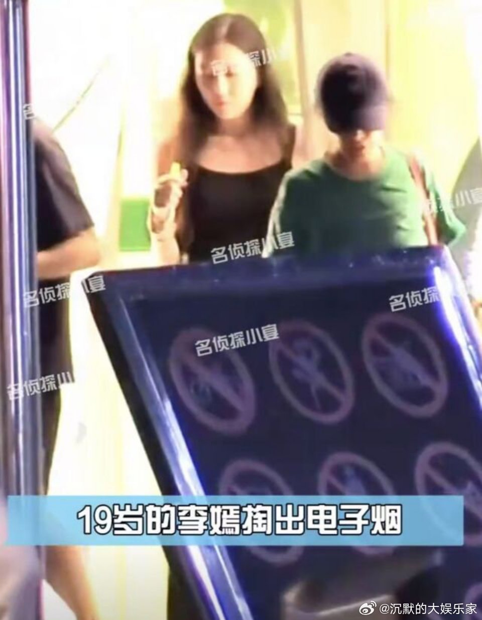 人家父母都没意见，路人干嘛那么多意见[允悲]李亚鹏带女儿李嫣参加朋友聚会，但李嫣