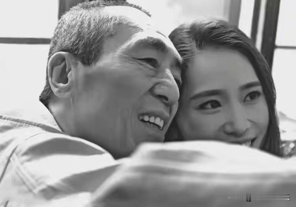 2月5日，75岁的导演张艺谋现身微博之夜盛典，凭借一身挺括干练的黑色皮衣造型迅速