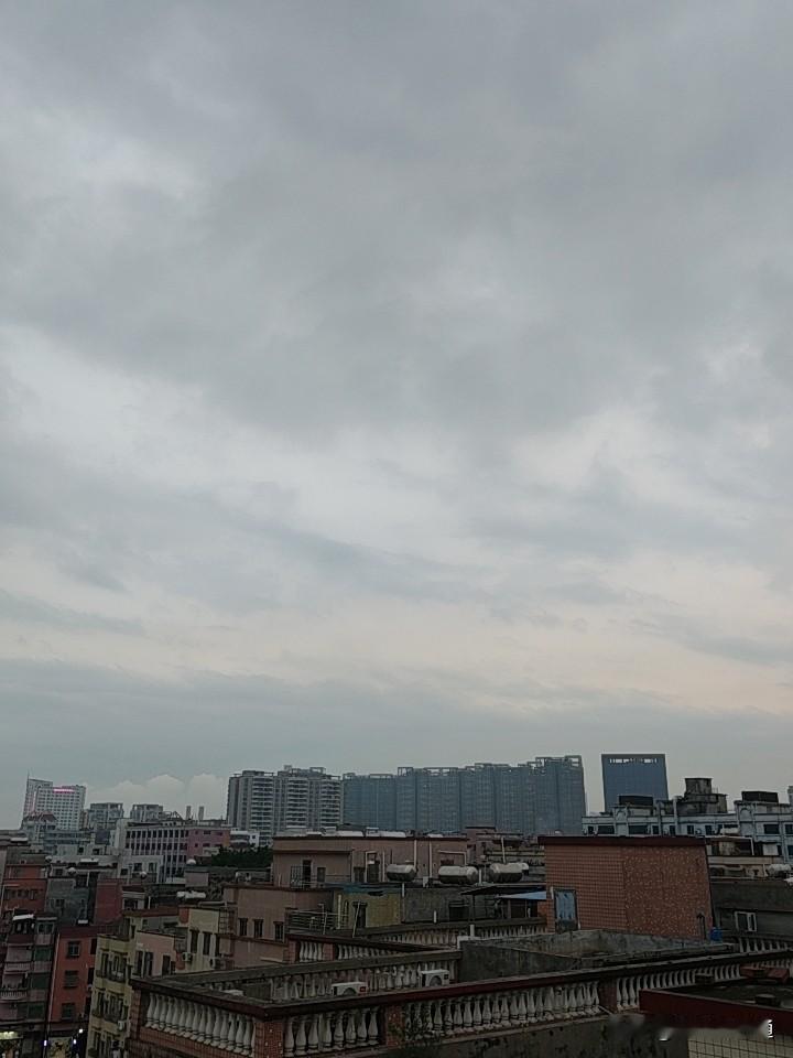 清明时节雨纷纷，这几天广东天天下雨。36岁的流浪老哥躺在20块钱一天的城中村楼顶