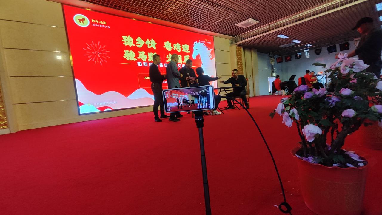 现场直播活动：第一场耍酒拳比赛。然后等等有豫剧，唱歌表演。今天这个活动是非常接地