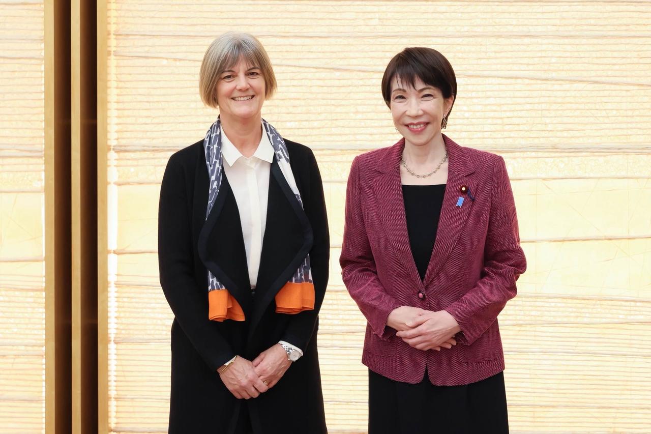 英国驻日本大使朱莉娅·朗博顿今天写道：“在大选结果公布后，我谨向首相高市早苗和自