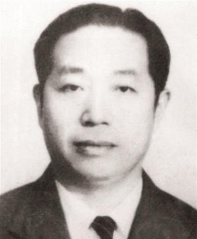 1945年，日本投降后，日军少将决定将10万支步枪、数百万发子弹交给一个地下党员