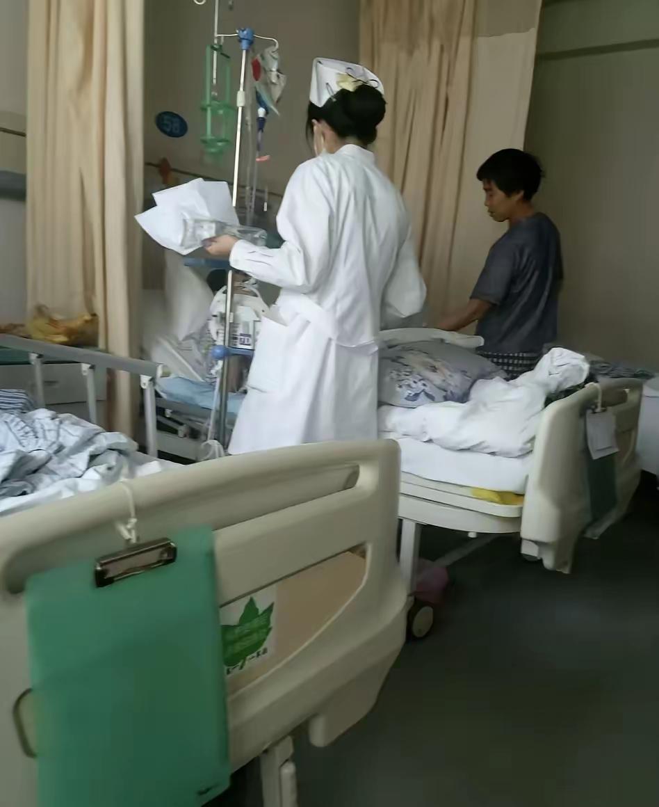 阳光透过窗户洒在妈妈脸上，那一刻我多么希望她能感受到温暖如初。

看着窗外明媚的