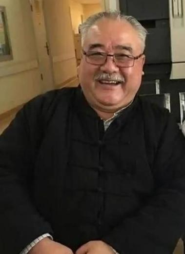 1988年，演员李嘉存花了38万，在北京买了一套别墅，又花了2000块月薪请来保