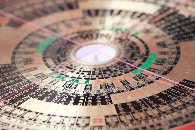 玄学真正的效力，或许不在预测未来，而在于安顿当下。 它像一张心理地图，为迷航者提