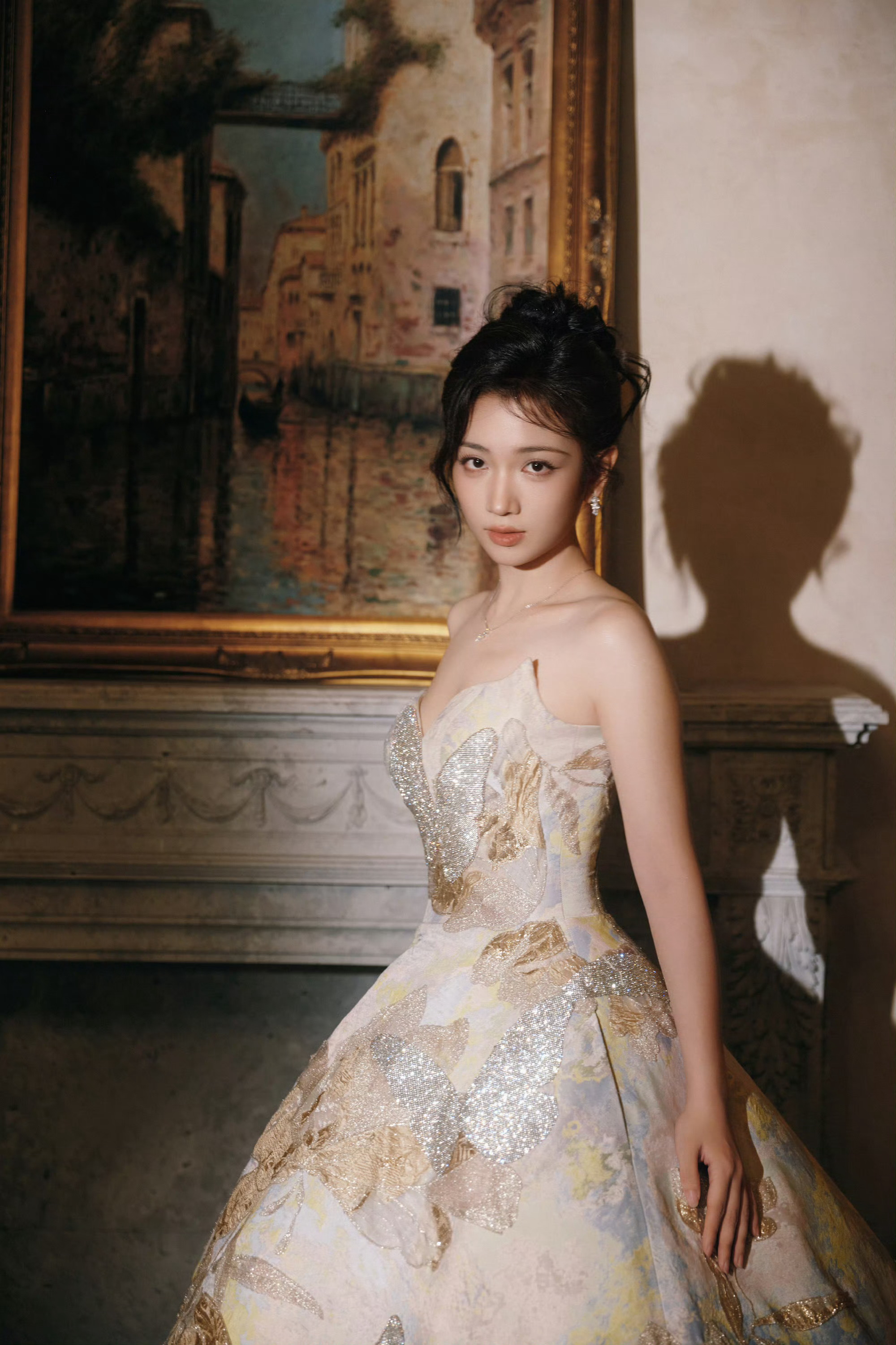 代露娃身着Mistbywoo 2026春夏系列烫金贝壳长裙亮相ELLE风尚大典红
