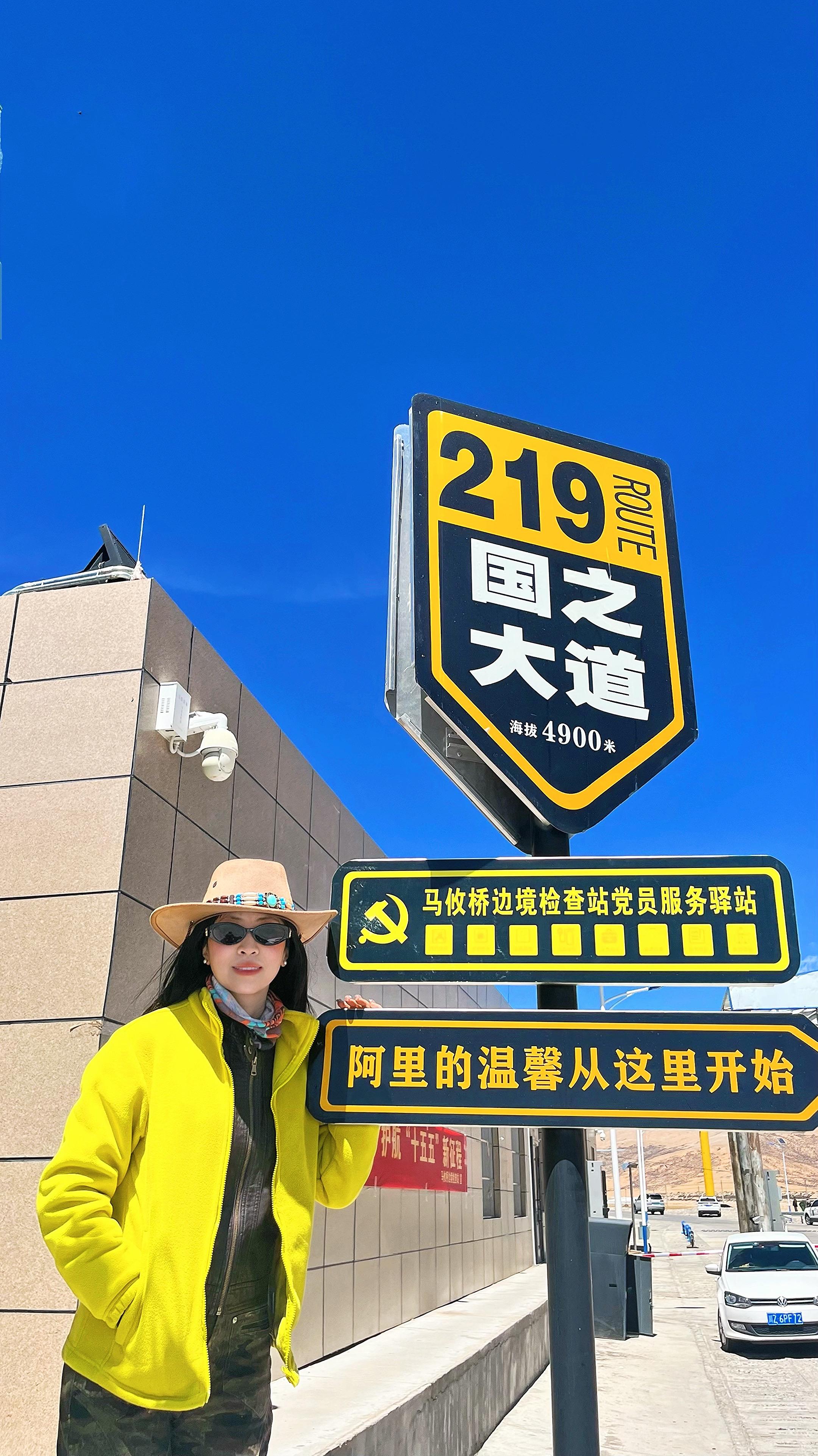 离开了萨嘎来到了仲巴境内，这里孤寂荒芜。 整天行驶在4500米海拔之上...