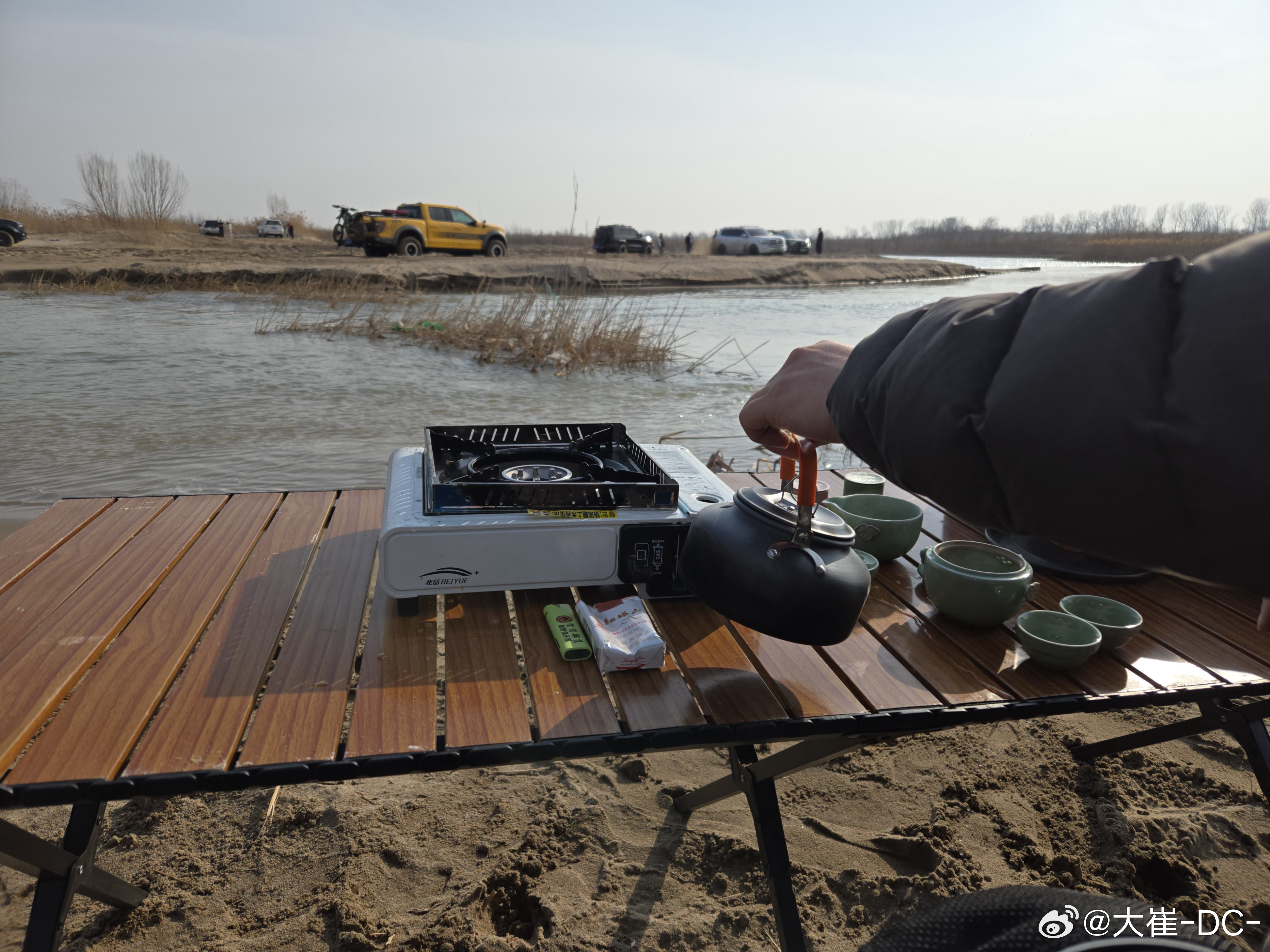 开春了，暖暖车约朋友来永定河滩，喝茶顺便看大哥们玩水，陷车，掉装备，哈哈哈dc的