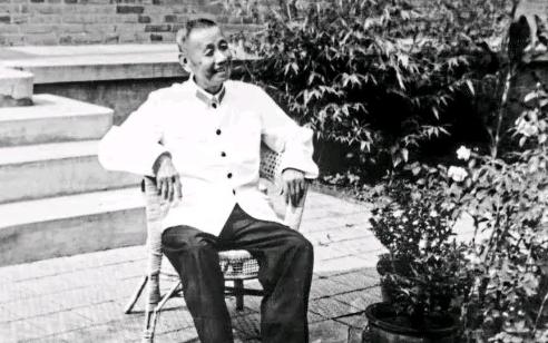 1977年经中央决定免去王宏坤的海军第二政委职务，1983年4月王宏坤按兵团级离