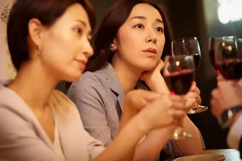 她回了老家，没结婚，也没失踪。
只是朋友圈不发了，地铁卡退了，租房合同到期那天，