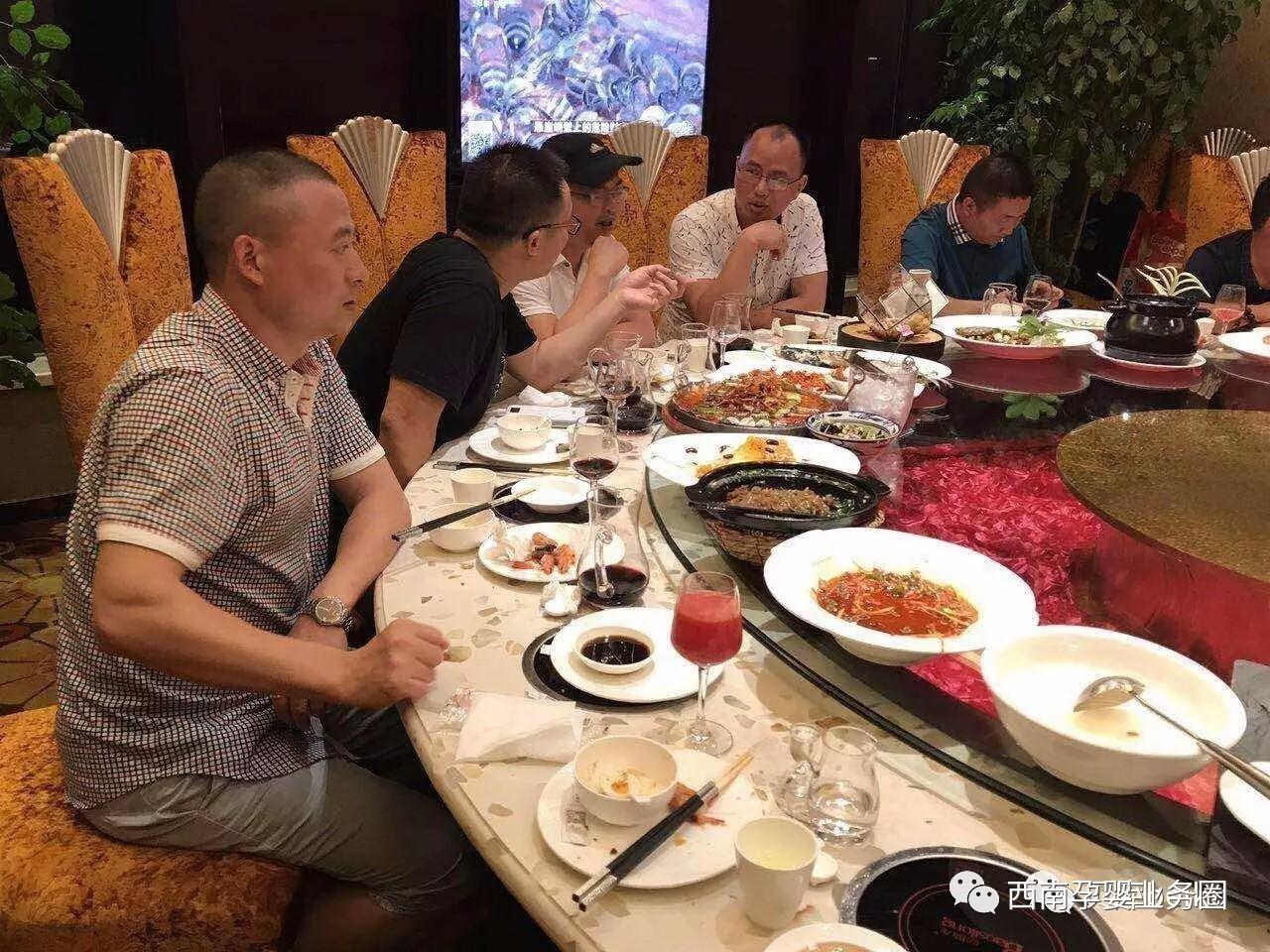 老领导周书记儿子结婚，提前单独约相处的比较好的老部下凑了一桌，喝的不亦乐乎，回来