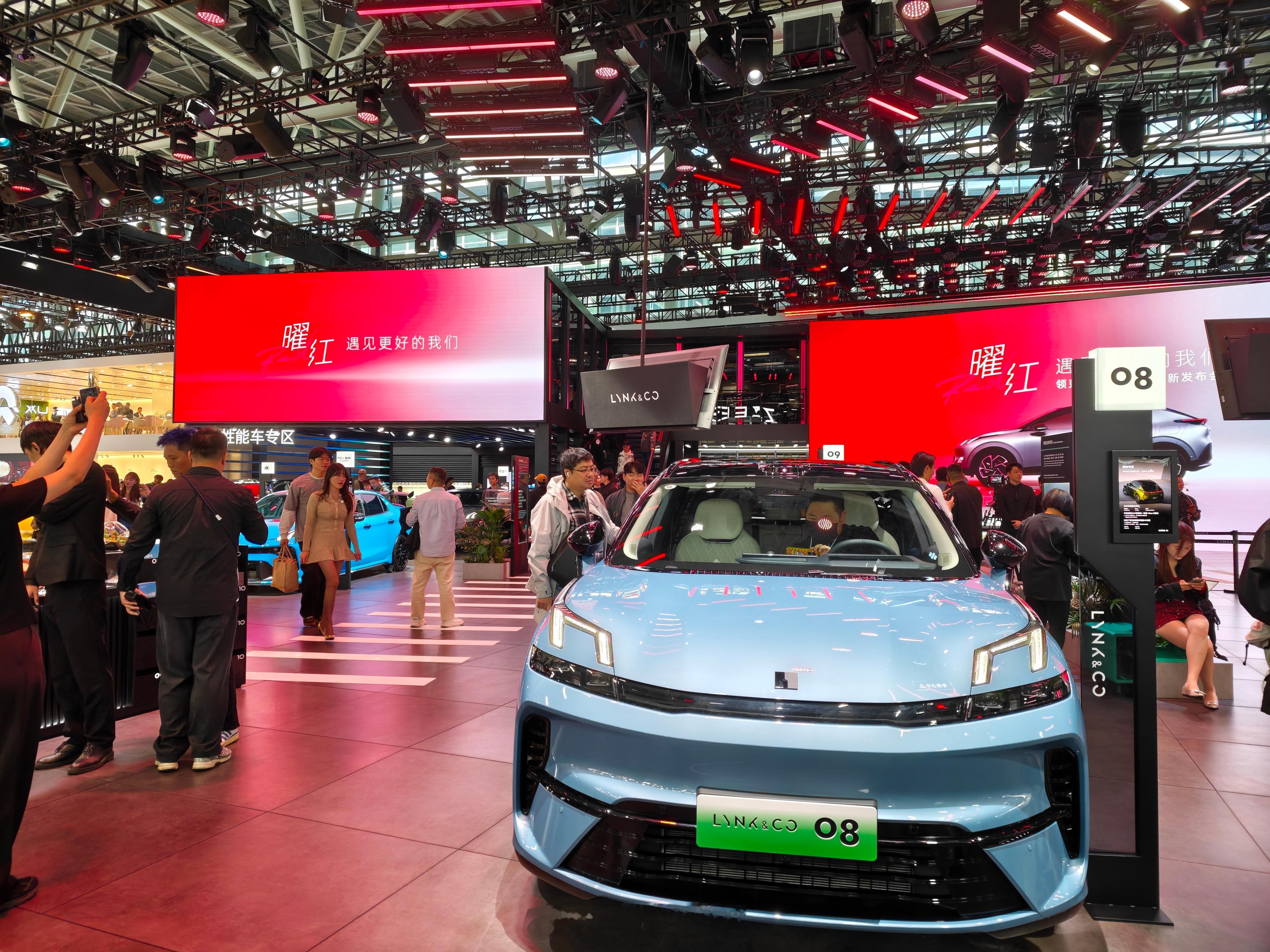 领克展台，03+ 还是那么的帅，运动感十足，另外领克 Z20 曜红版也正式上市了