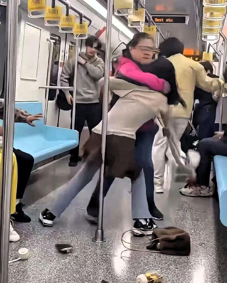 上海地铁这一架，打得好！
不是因为支持谁打赢了
也不是因为终于有人敢还手了。而是