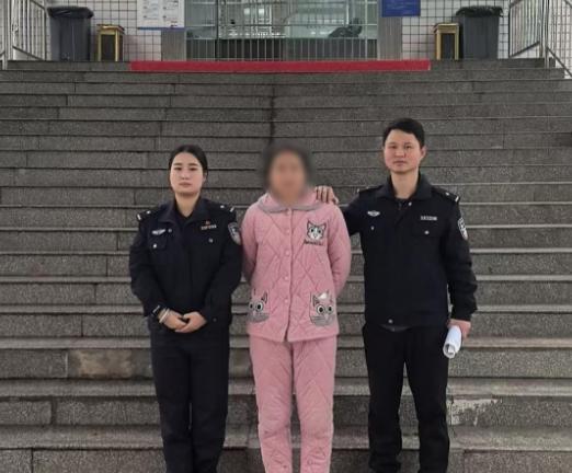 湖南常德，一60多岁男子多次与失足女交易后，发现这样太费钱了，于是找了个40多岁