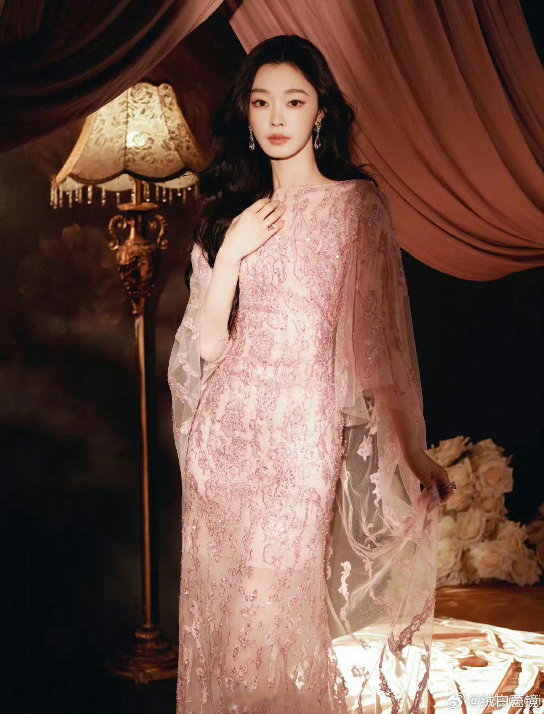 宋轶 情侣背景没有吧，或许宋轶只是碰巧最近喜欢这种背景图呢？有些人就是喜欢一个人