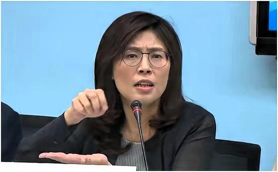 只剩2天，解放军准时下通牒，赖清德将登机离台，郑丽文判断准确。
 
赖清德4月2