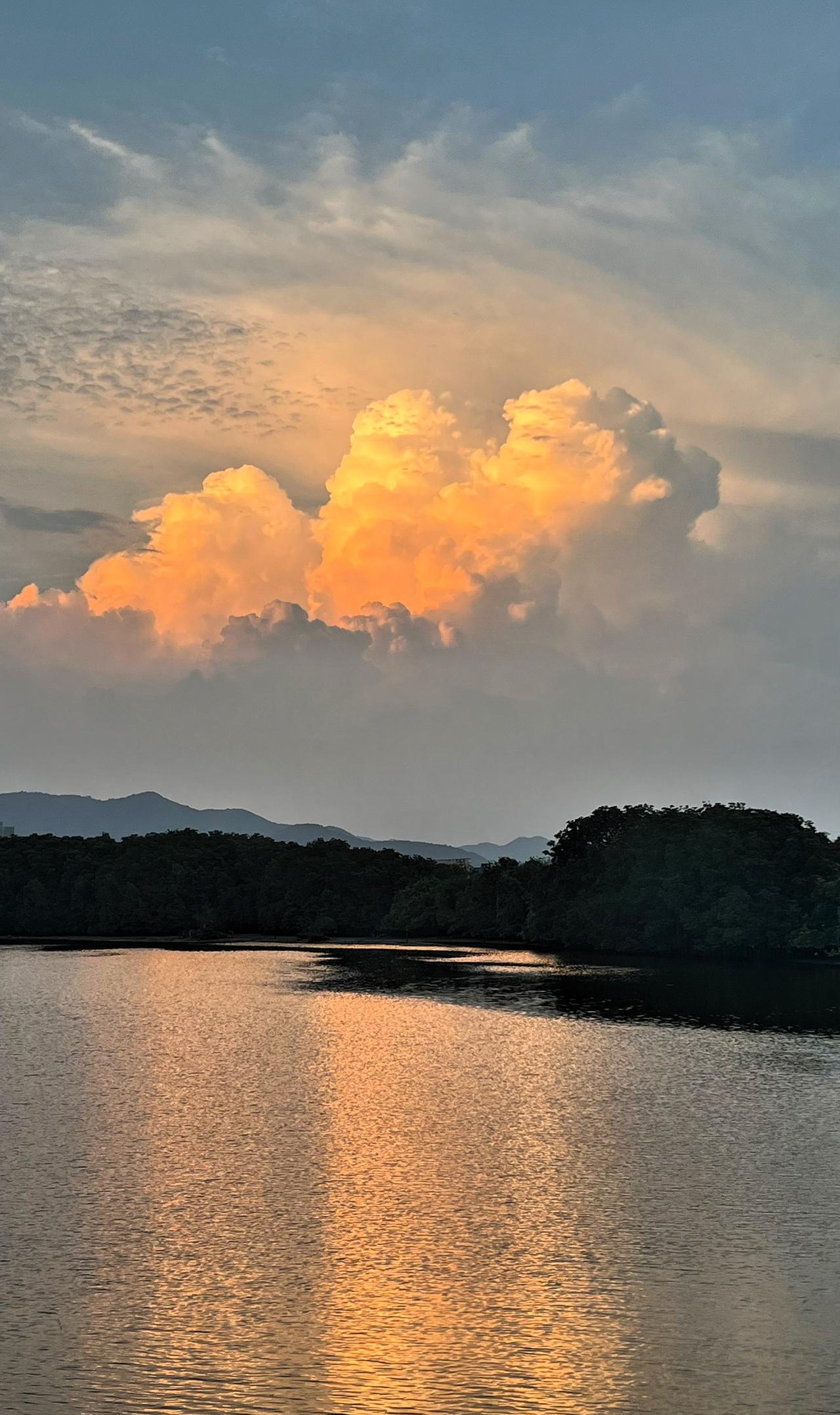 shans山色远黛，湖面平静，湖水波光粼粼，夕阳映照彩云飞度，美景尽收眼底，风景