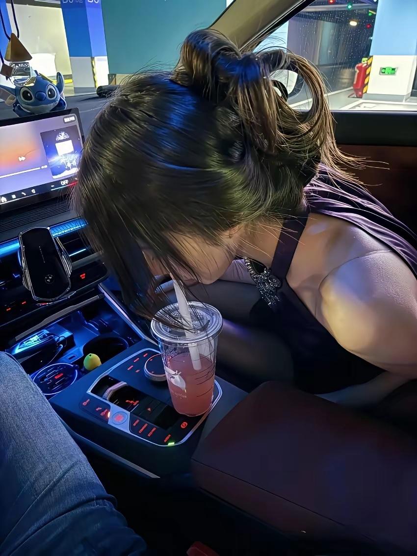 新年的第一杯奶茶🥤就是好喝，在车里别有一番风味