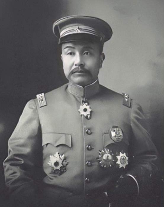 1916年，临死前袁世凯把儿子叫到床前：“你不要送葬，开枪打死穿红衣服的人。”几