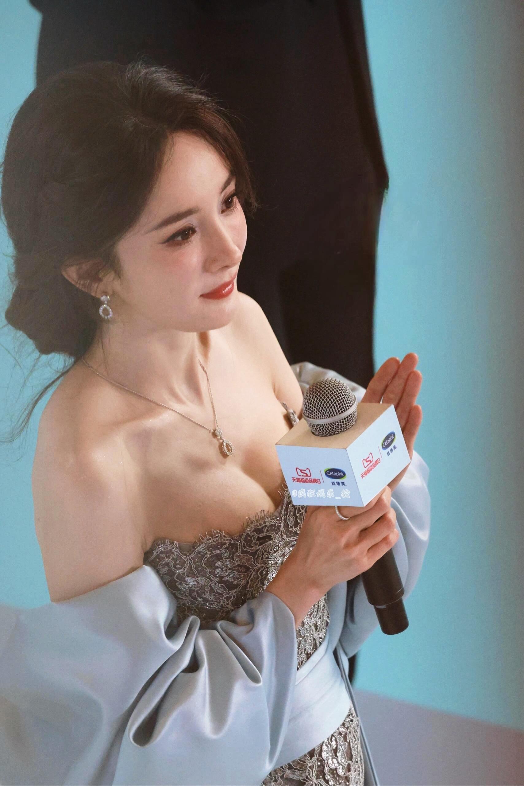 杨幂 ✘📍𝙎𝙝𝙖𝙣𝙜 𝙝𝙖𝙞环球港·每一帧都好性感❤️