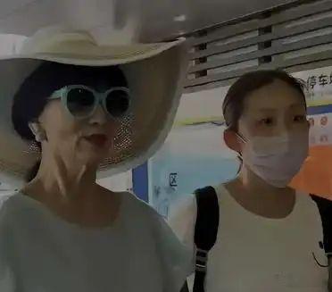 8月7日，赵雅芝现身三亚亚龙湾，真实样子老的吓人！一说话或者有动作，脖子上的褶子