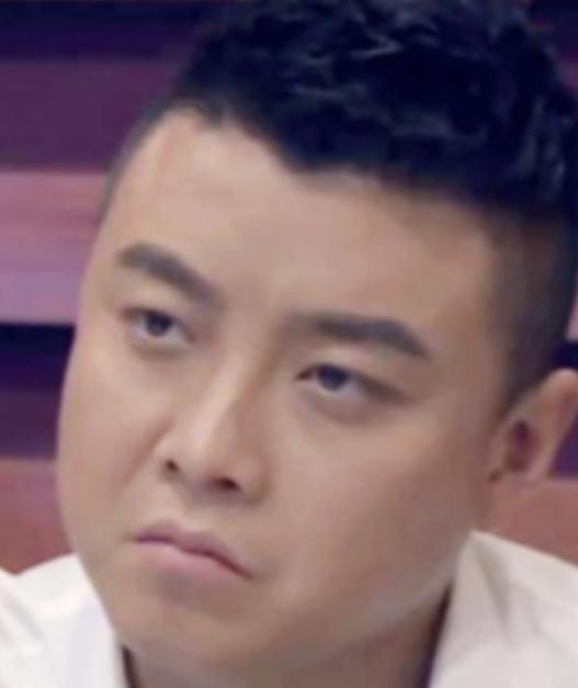 2015年，世界冠军王皓的妻子，在跳舞时与男伴贴脸相拥。王皓黑着一张脸直接愤然离