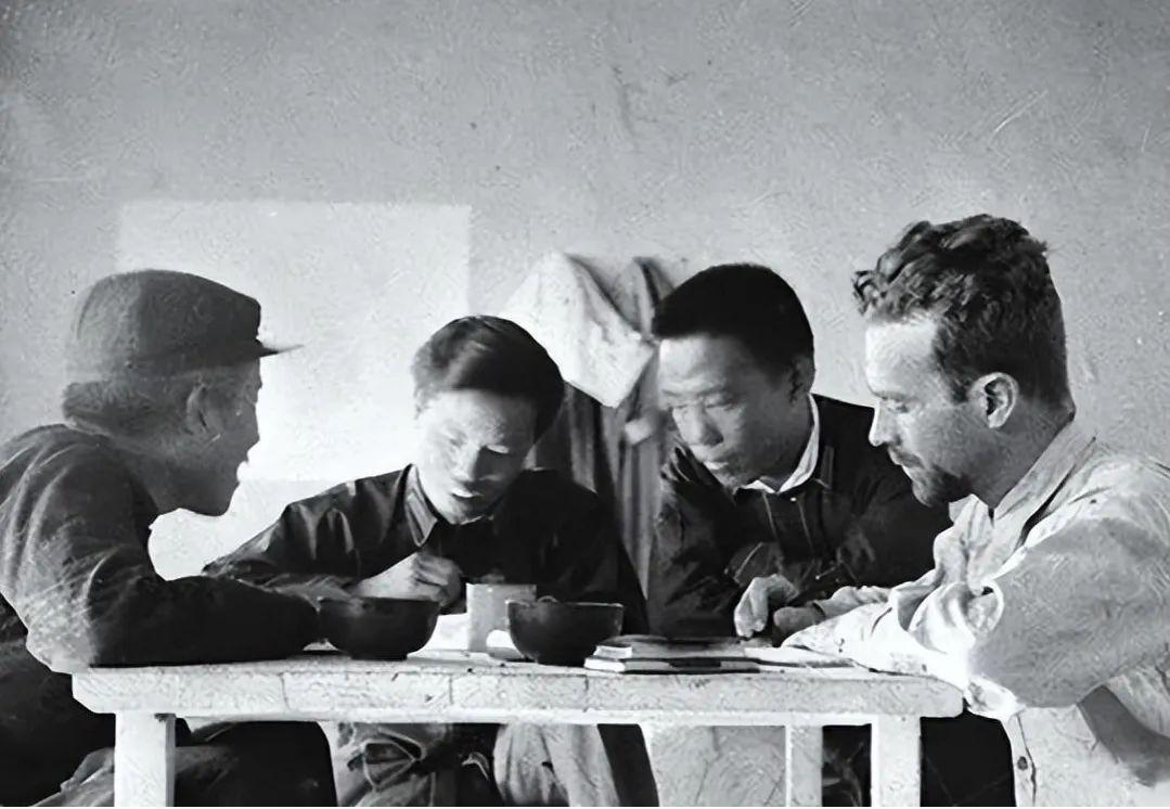 1936年8月，美国记者埃德加·斯诺在陕西保安（今志丹县）采访革命家、教育家徐特