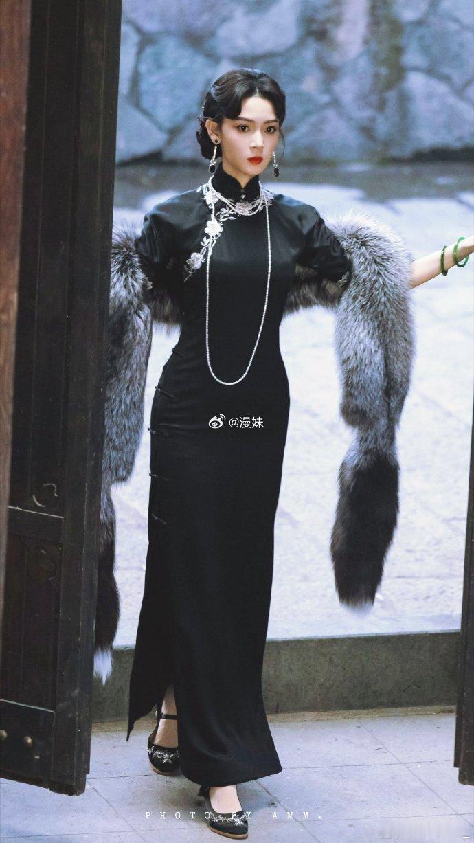陈瑶 我家那闺女很期待看见戏外的陈瑶，不再演绎跌宕的角色，回归普通人生活，逛花市