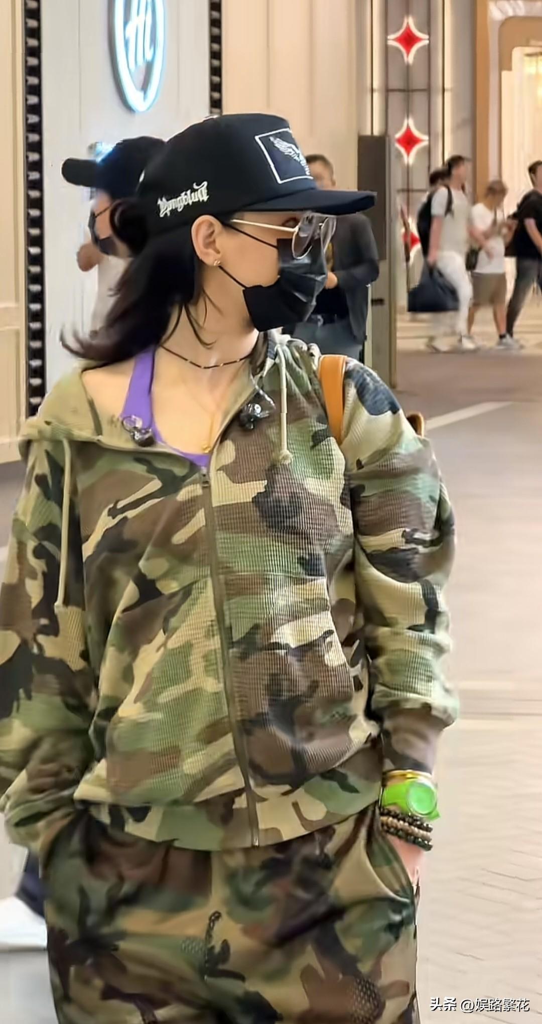 6月27日，张柏芝在澳门逛街被路人偶遇，一身迷彩套装穿出野性美，自带生人勿近的酷