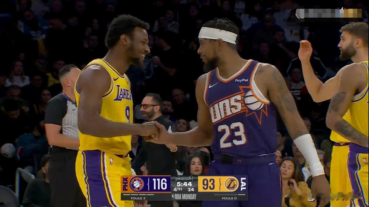 湖人新星布朗尼真是太懂事了！在今天进行的湖人和太阳的比赛中，当时比赛进行到了第四