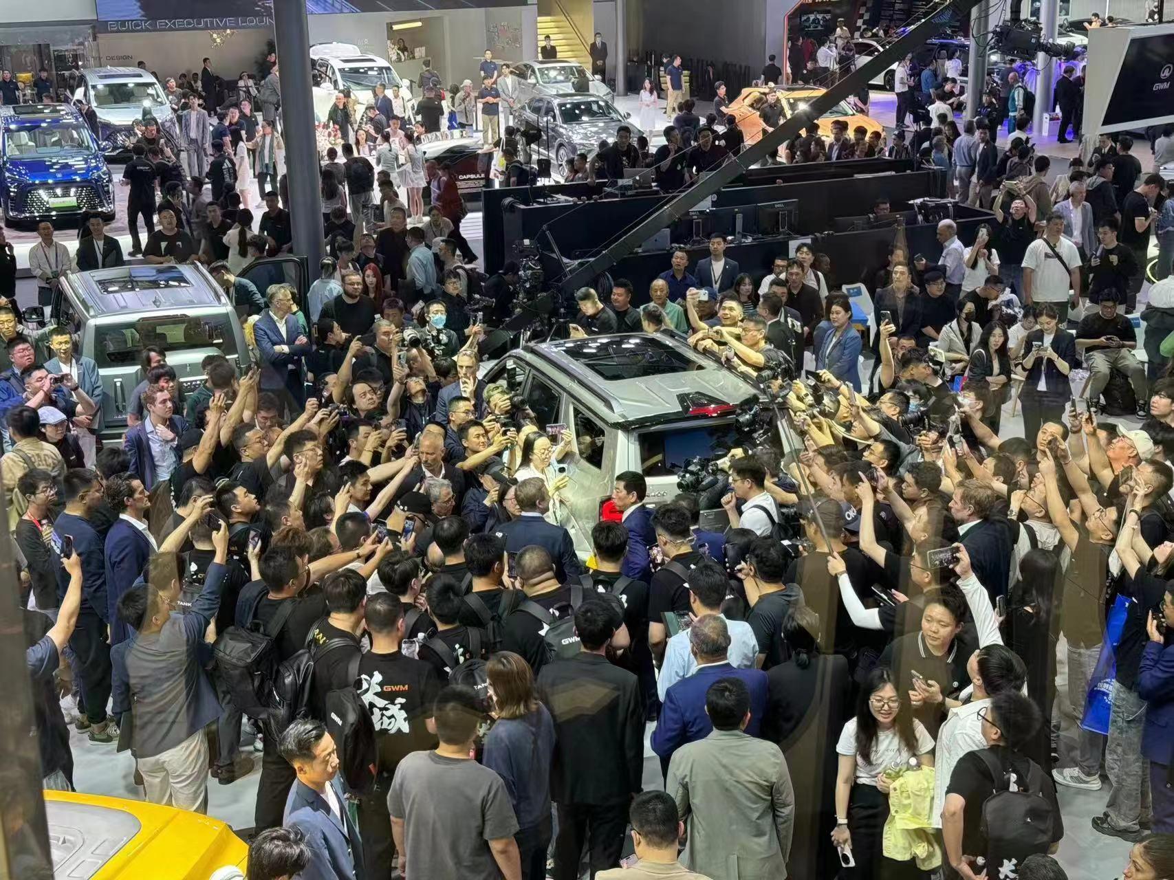 长城魏建军，在北京车展面对外宾，气场和风度还是很可以的，给宝马汽车CEO介绍自家