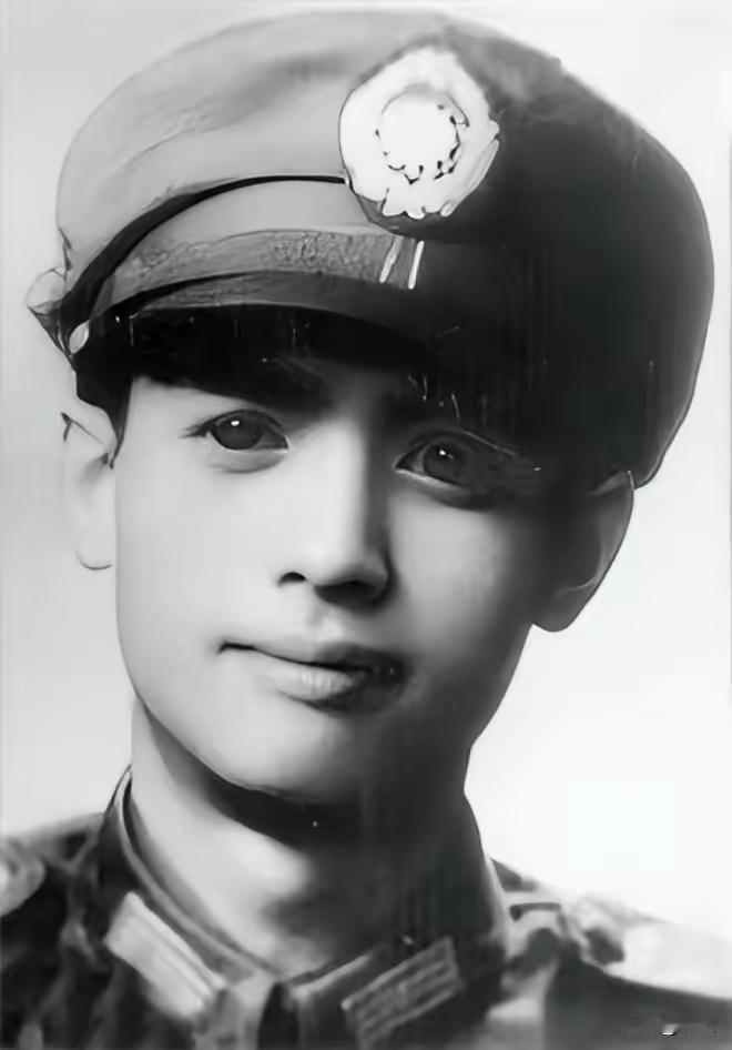 1949年深秋，四川成都。一栋青砖小楼里，传出撕心裂肺的哭声。国民党陆军中将韩任