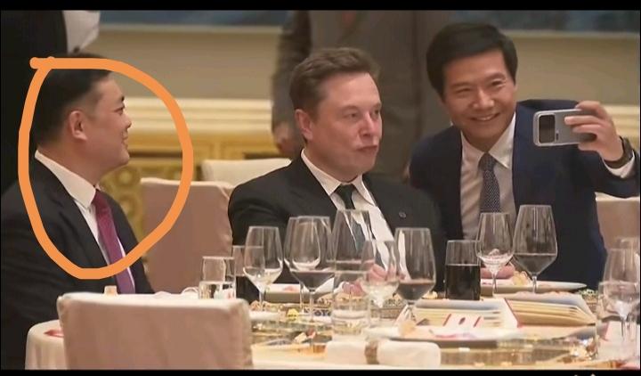 在马斯克面前，雷军像一个忠实的粉丝轻轻的靠过去跟他合影拍照！马斯克也非常的配合，