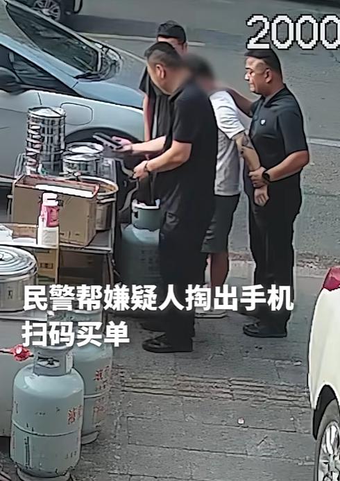 山东临沂，民警们蹲守了整夜都没等到嫌犯现身，肚子饿坏了，就开车来到一家路边摊吃早