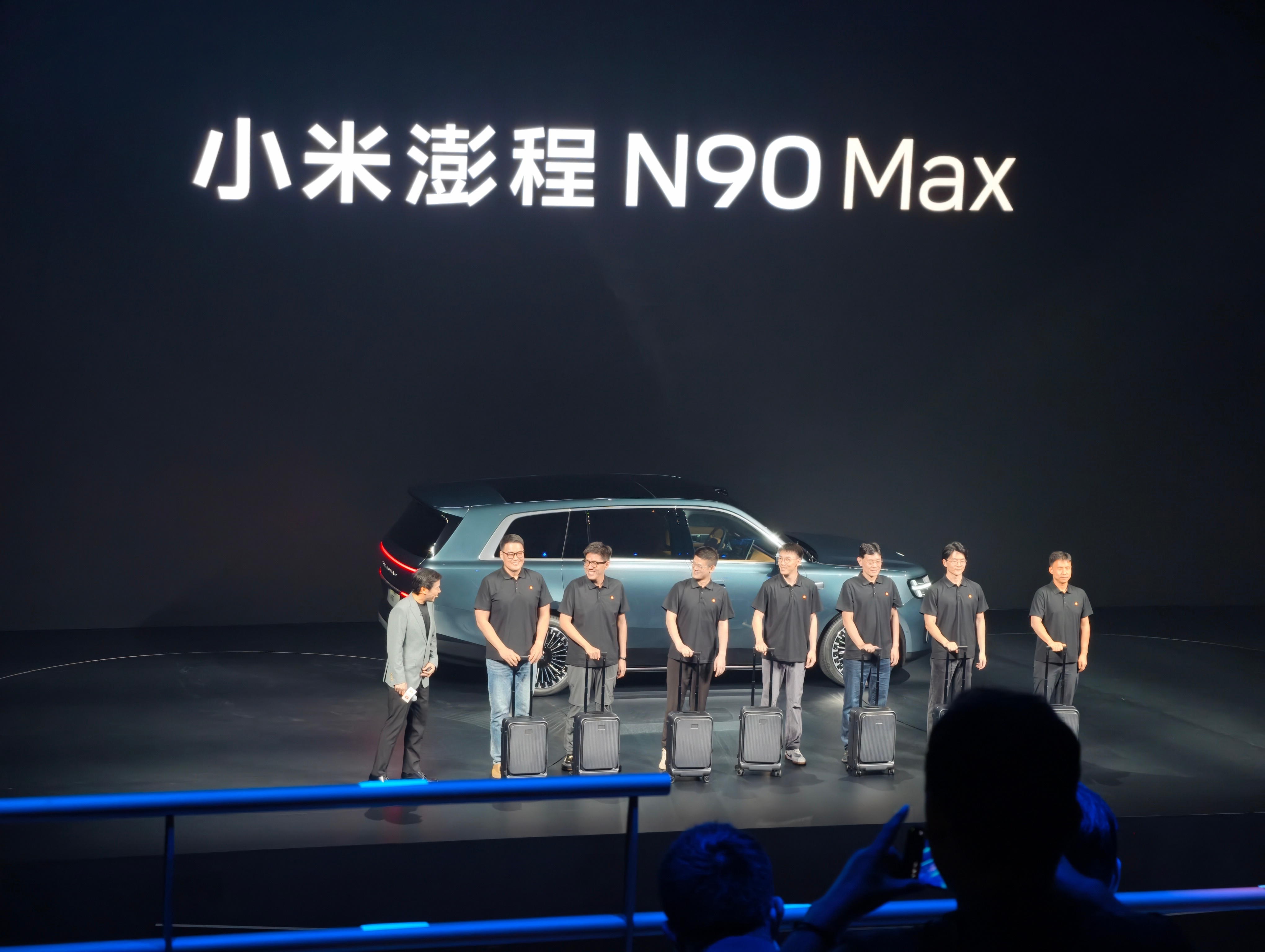 小米汽车技术发布会 7个帅气大汉就这么水灵灵地从澎程N90 Max车上下来了，每