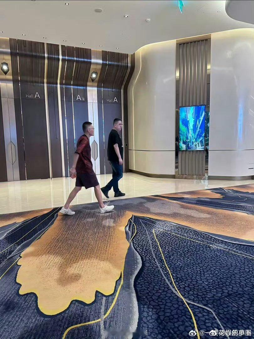 网友澳门偶遇李飞李飞瘦成骨架子了 这也瘦太多了吧，完全不敢认了都 