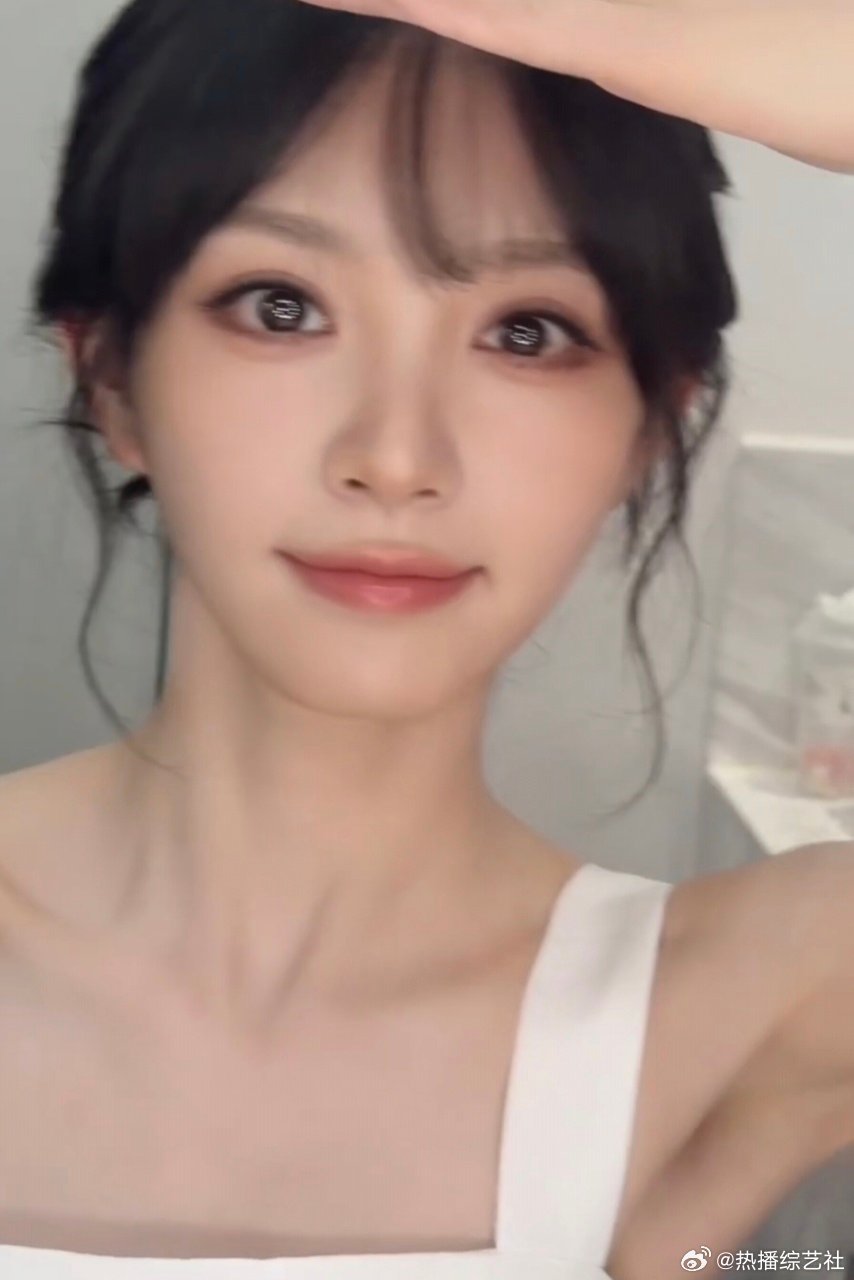田曦薇看镜头的这一秒 田曦薇看镜头的这一秒我妥妥滴沦陷了，小小的脸上大大的五官！