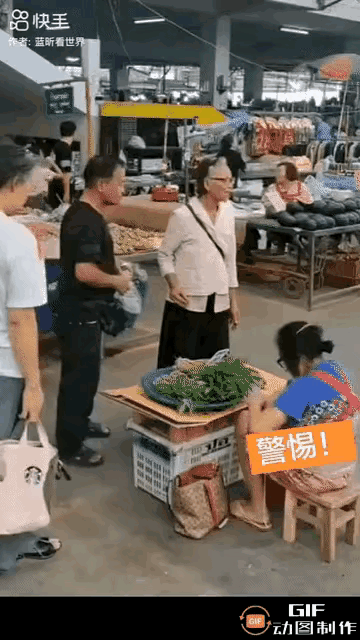 妈呀，绝对是老手！
你看看这个白发老太婆偷钱包的速度多快呀，绝对是个老手！
这个