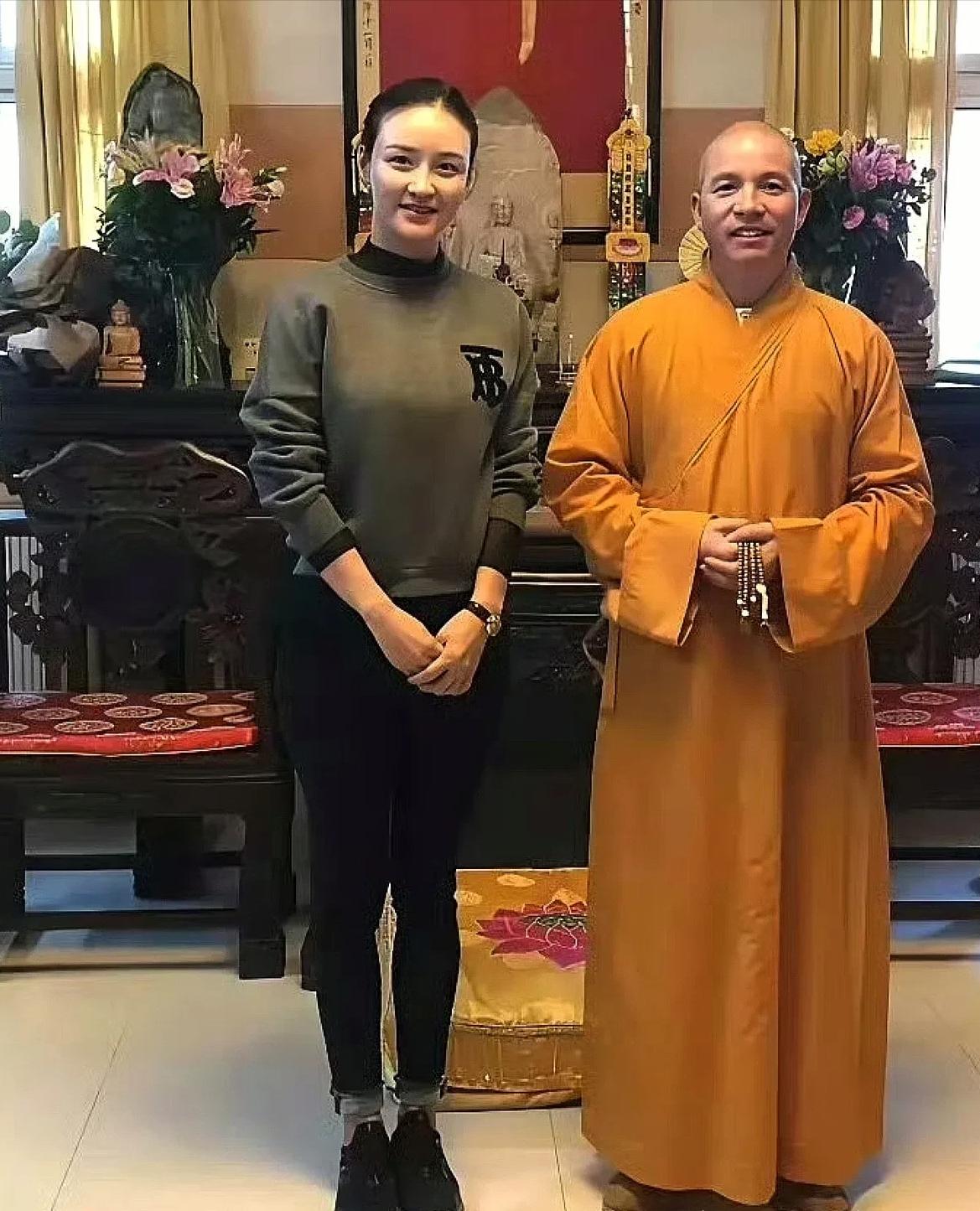 我一直想不通，为什么会有女性喜欢跟和尚拍照呢？我更想不通，为什么这些鼎鼎大名的和