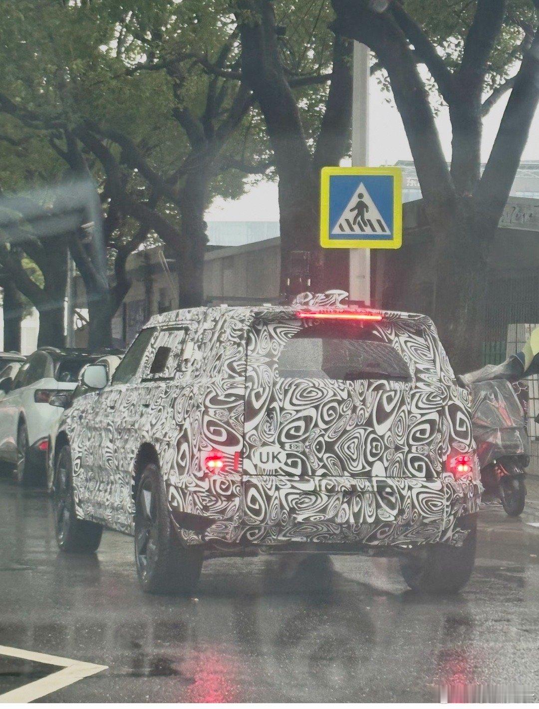 路虎“小卫士”伪装车定位目测中型SUV，感觉是对标奔驰“小G”来的哈哈 我们卫士