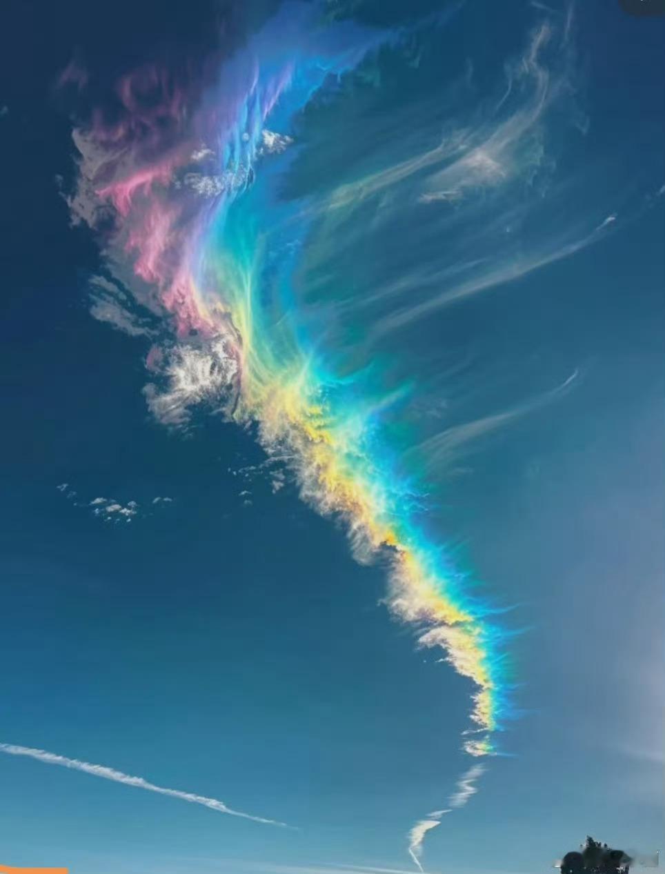 只有运气好的人才可以看到七彩祥云，差的话是看不到的。既然看到了，恭喜你，你的运气