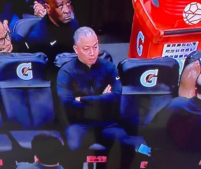 什么情况？美媒：昨天比赛关键时刻，泰伦卢坐在一边，和队员与助教没有任何交流！
