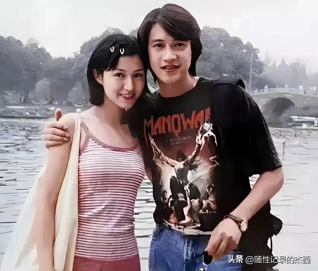 90年代他们才20岁，那时候是青涩的帅，看着般配，既是同学也是情侣。几十年之后他