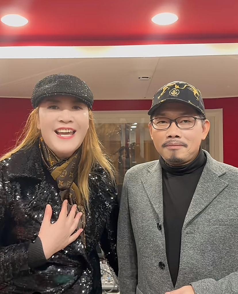 那艺娜是真红了，都开始全国巡演了。

她第一个要感谢的是《爱如火》的词曲作者，第