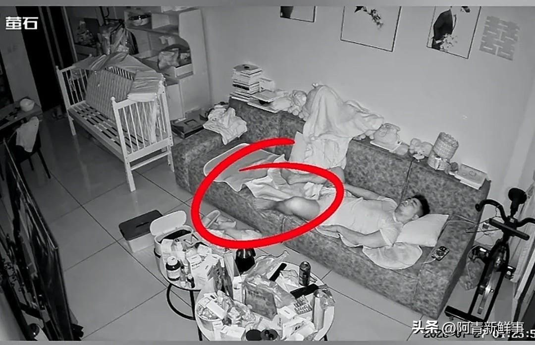 一名男子深夜熟睡，脚无意中伸到沙发下面，碰到了自家养的小狗。下一秒，那条养了好几