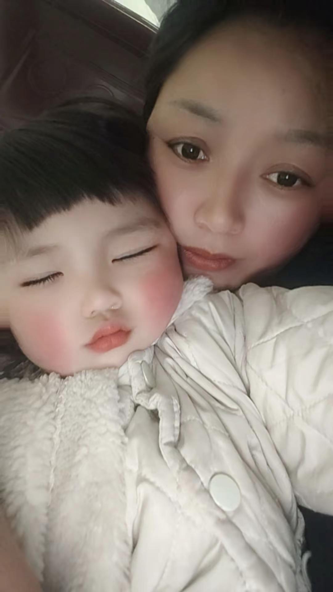 年就这样过完。笑容背后的心酸自己体会，因为我早已不是不懂事时浑身带刺的那个小女孩